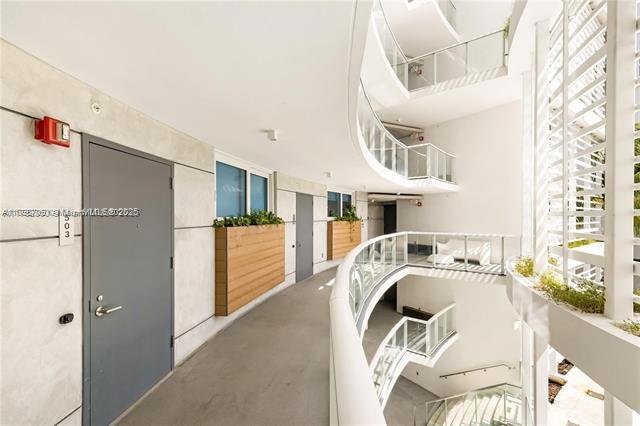 Building Photo - 9821 E Bay Harbor Dr