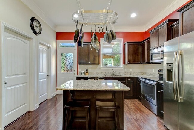 Building Photo - Furnsihed 3 bed 2.5 bath on 31st Street