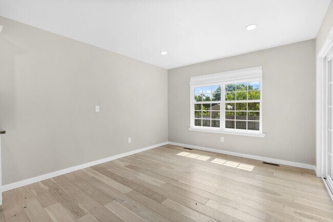 Building Photo - 270 Hickory Hills St