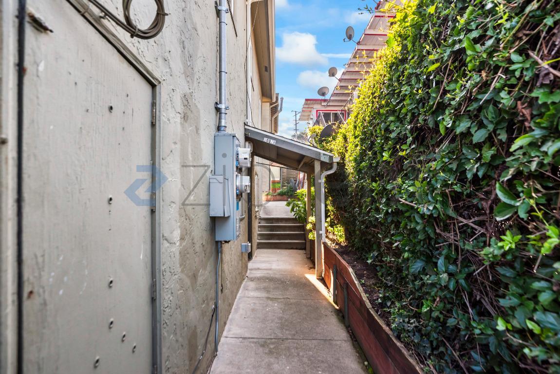 Building Photo - 6000 Bayview Ave