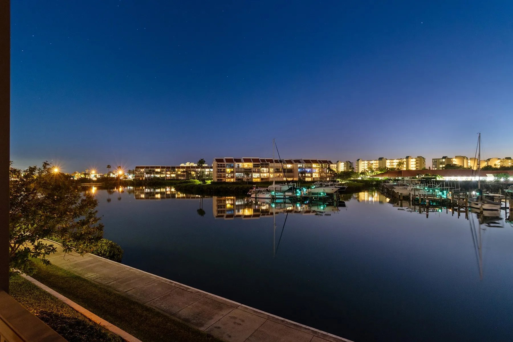 Building Photo - 7600 Sun Island Dr S