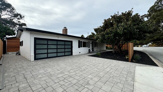 Building Photo - Mission Fields Home, 3 bedroom 2 bath, Fire Place, large fenced yard, 2 car garage fully finished...