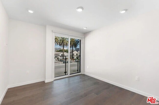 Building Photo - 849 N Alta Vista Blvd