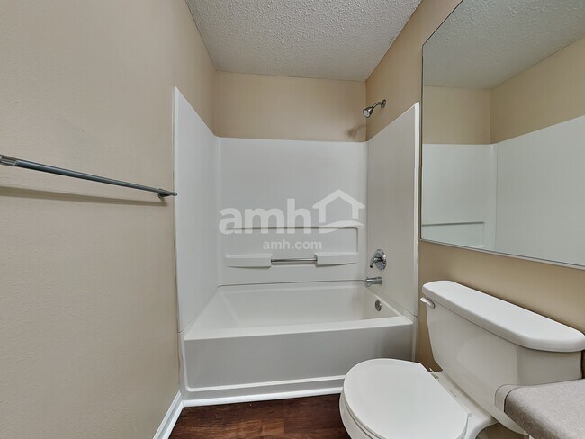 Building Photo - 1439 Round Lake Rd