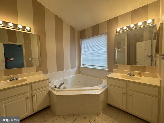 Building Photo - 12921 Woodcutter Cir
