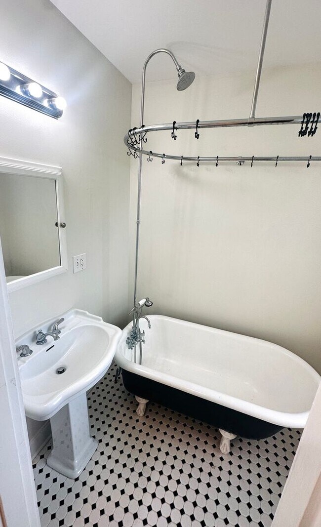 Building Photo - 1841-1843 Edgeland Ave