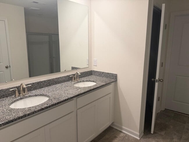 Building Photo - 915 Utopia Ln