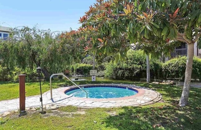 Building Photo - 2101 Shore Line Dr