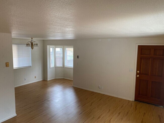 Building Photo - Smithoak Duplex