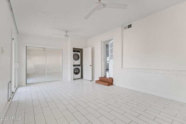 Building Photo - 1950 W Palm Ln