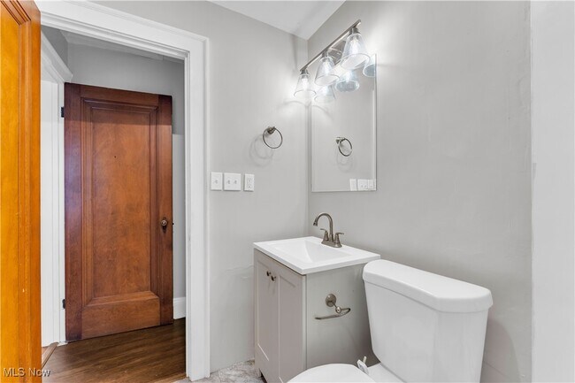 Building Photo - 10007 Parkview Ave