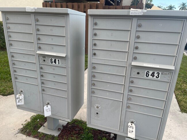 Building Photo - 641 Executive Center Dr