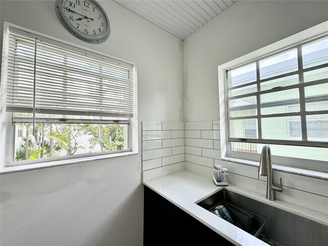 Building Photo - 8620 Byron Ave