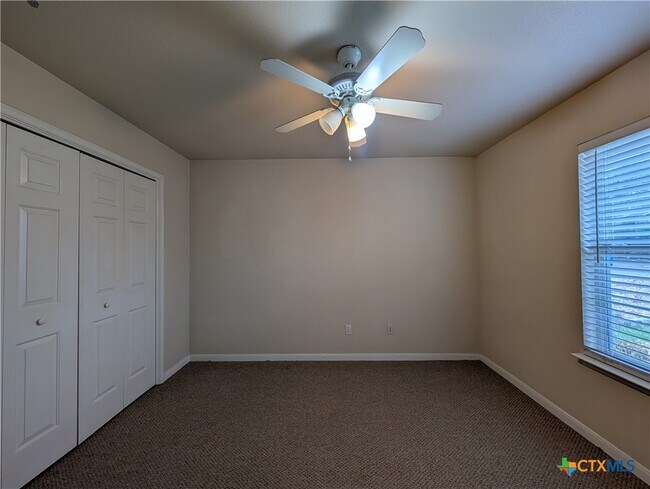 Building Photo - 956 Misty Acres Dr