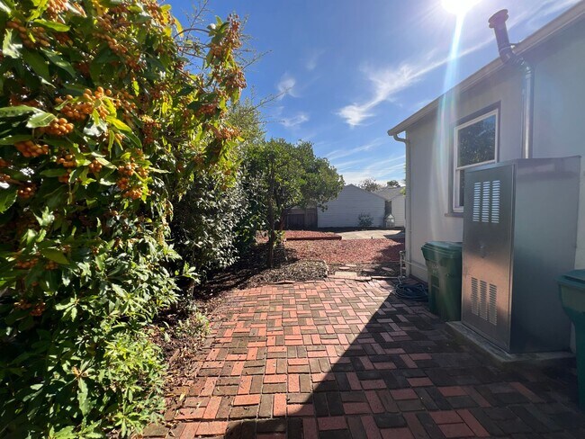 Building Photo - 2 Bedroom/1 Bath Available in Oakland!