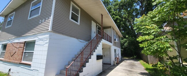 Primary Photo - 2977 Collier Ave