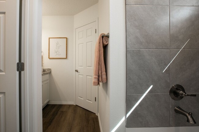 Building Photo - North Valley Townhome