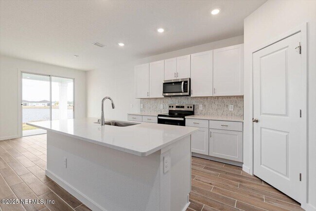 Building Photo - 3299 Lago Vis Dr