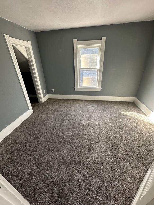 Building Photo - 5 Bedroom 1 Bath