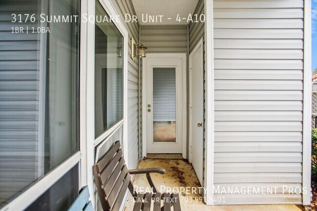 Building Photo - 3176 Summit Square Dr