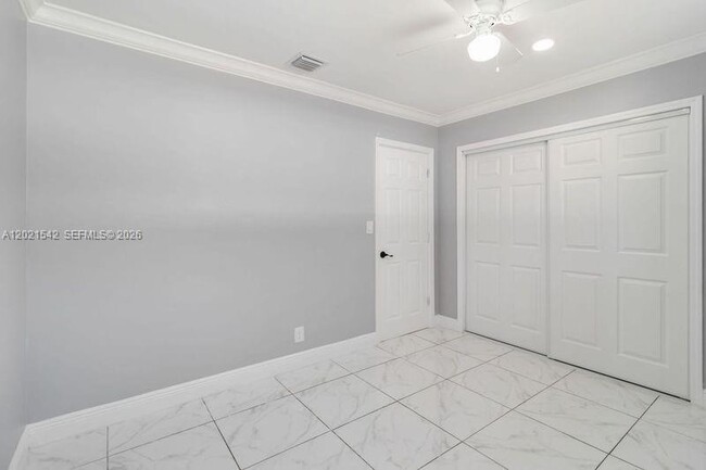 Building Photo - 913 SW 49th Ave