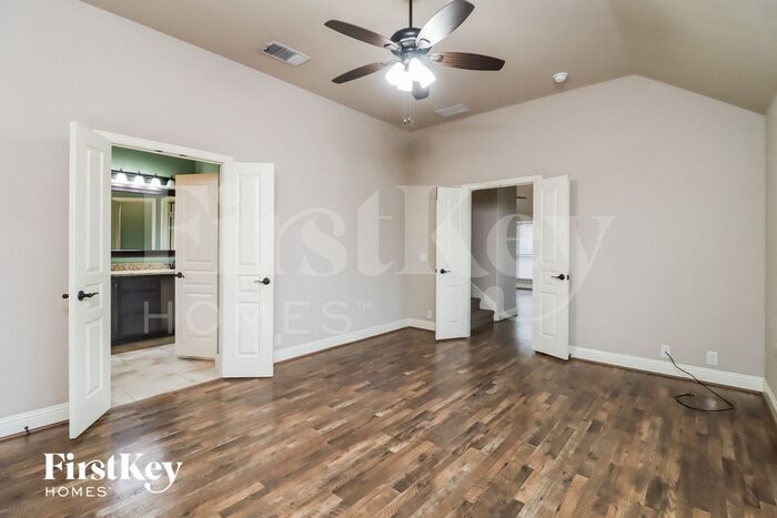 Building Photo - 1121 Marigold Dr