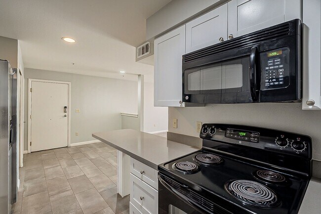 Building Photo - Walking Distance to ASU!