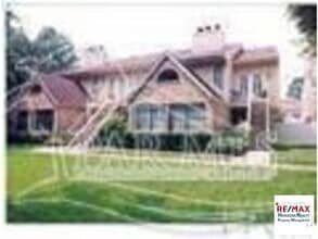 Building Photo - Centrally located condo with pool!