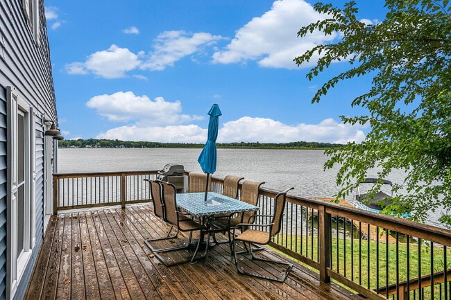 Building Photo - Year Round Rental Available on Wall Lake