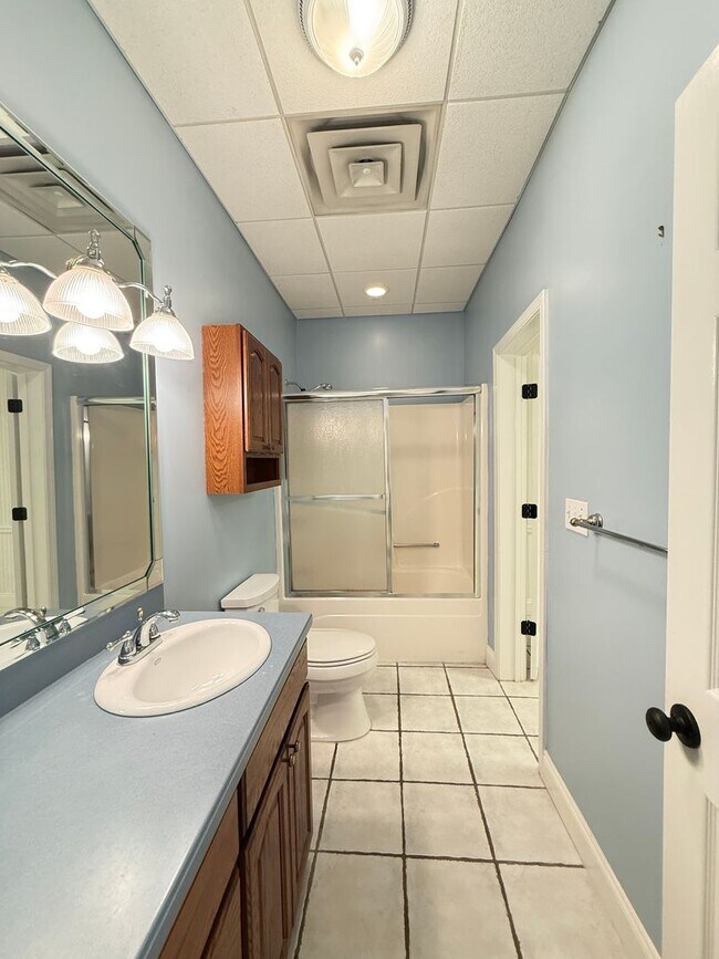 Building Photo - This beautiful brick home is located in Vi...