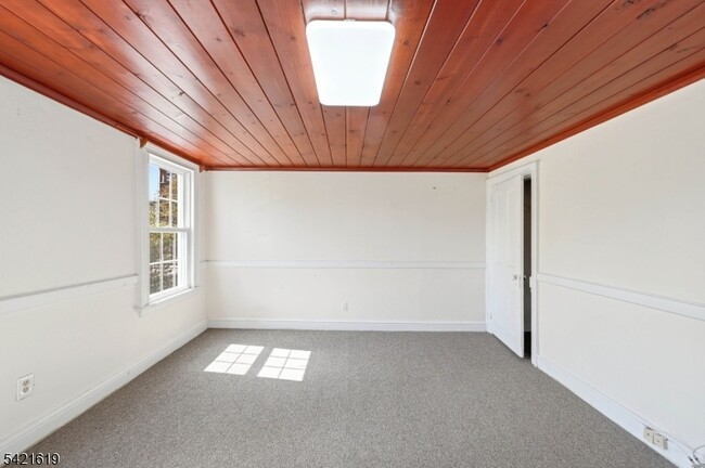 Building Photo - 104 Maple Ave