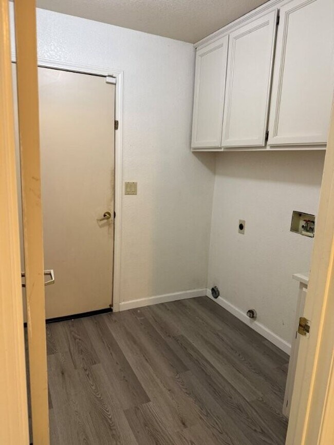 Building Photo - Modern 3 Bedroom 2 Bath One Story Browns Valley Vacaville *Star Rentals