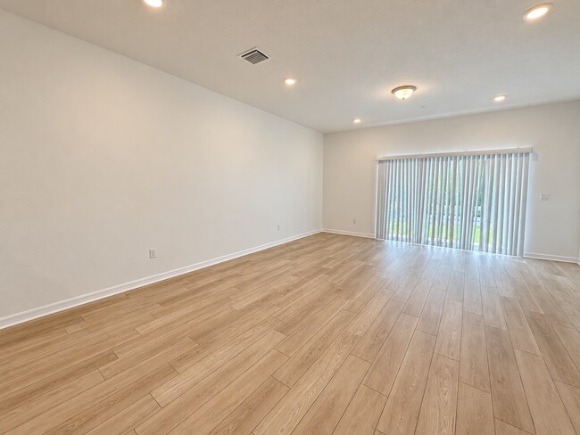 Building Photo - Harbor Square townhome home