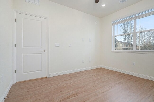 Building Photo - Ground Level Condo - 2 Bedrom 2 Bathroom in Chatfield Bluffs