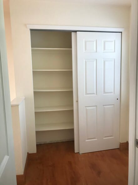 Upper floor nook with window and closet and room for a desk under the window - 535 Canyon View Drive