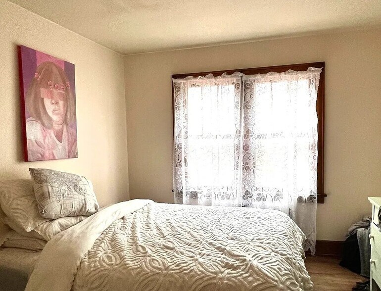 Building Photo - 139 Beethoven St