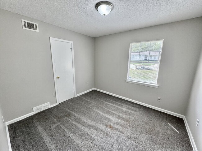 Building Photo - 4540 Spring Valley Dr