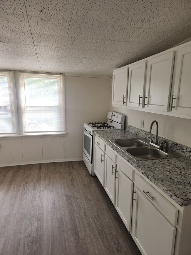 Building Photo - 1122 Larchmont Ave