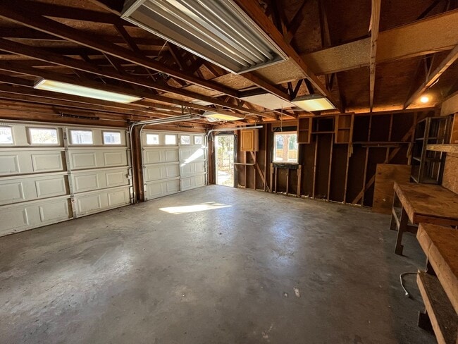 Building Photo - Charming 2-bedroom, 1-bathroom house