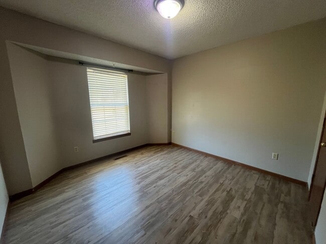 Building Photo - LEASING