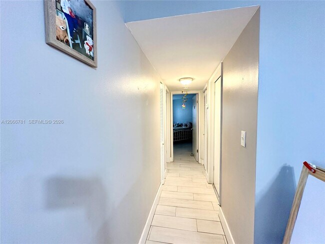 Building Photo - 9427 Fontainebleau Blvd