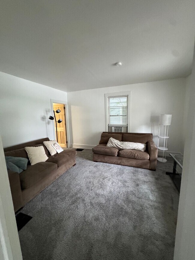 Building Photo - 4-Bedroom Near U-M with Bonus Room | Big Yard & Front Porch | On-site Laundry