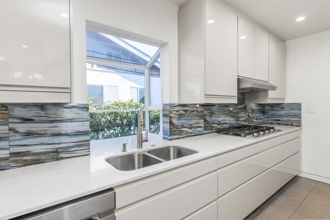 Building Photo - 15439 Vose St