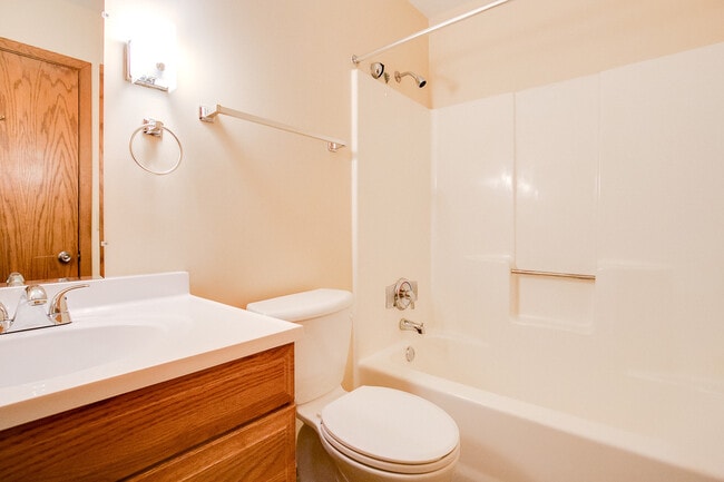 Building Photo - Gorgeous Three Bedroom Available 8/5/25!