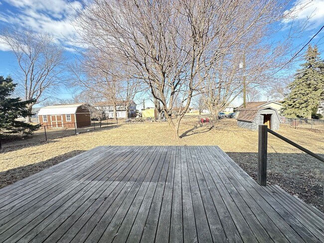 Building Photo - Updated 3 bedroom house in Badger now available! $1550