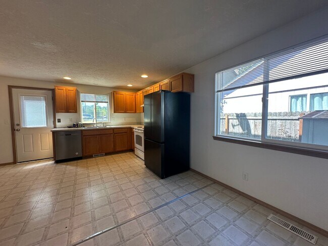 Building Photo - Fresh interior and exterior new painting