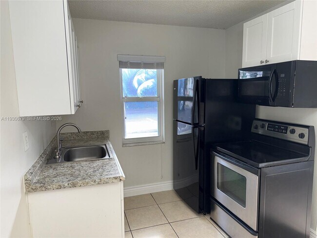 Building Photo - 711 NE 2nd Ave