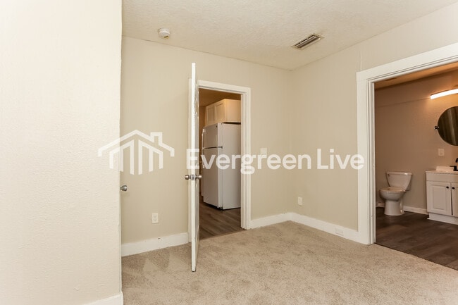 Building Photo - 808 Westbrook Rd