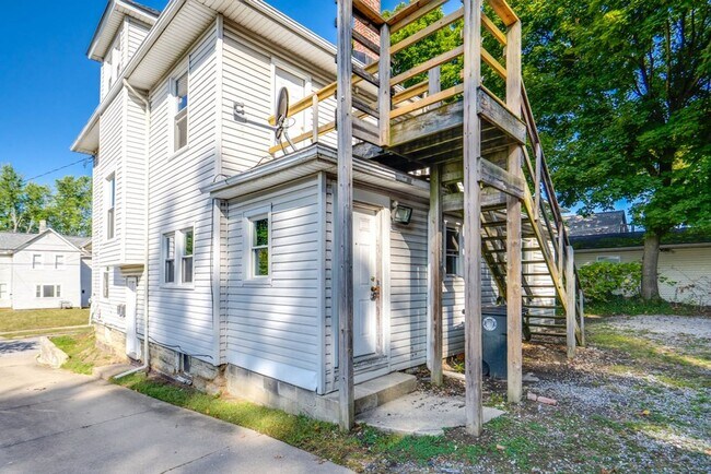 Building Photo - 485 Allyn St