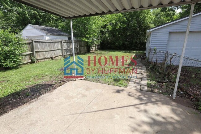 Building Photo - Three Bedroom | Detached Garage
